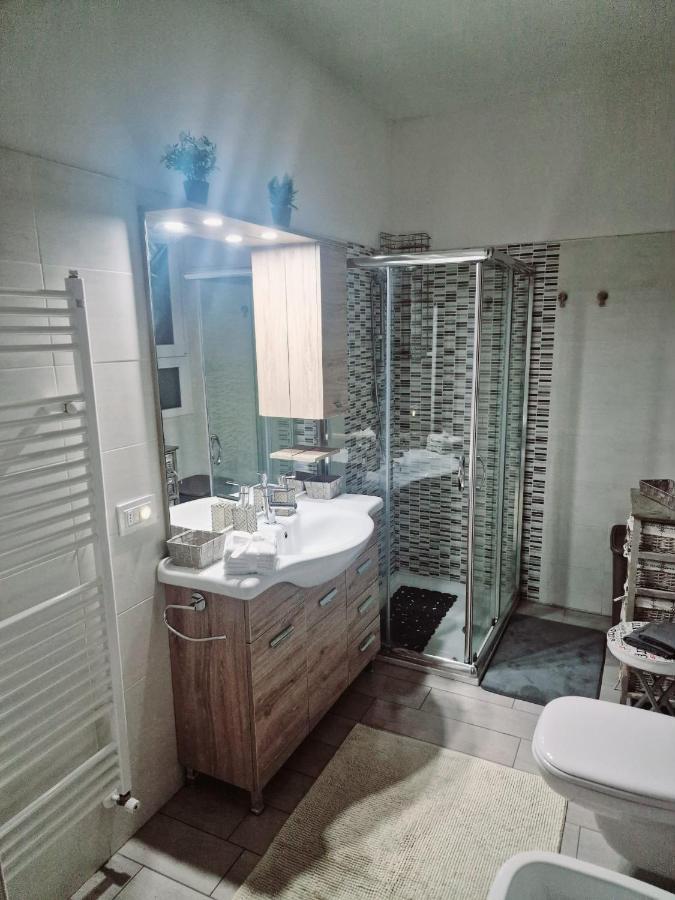 Varese Prime - Large Independent Apartment, Air Conditioning, 2 Bathrooms, 2 Free Covered Parking Spaces, No Restricted Traffic Zone, Train Station 100M, Theatre 150M, Historic City Centre Экстерьер фото