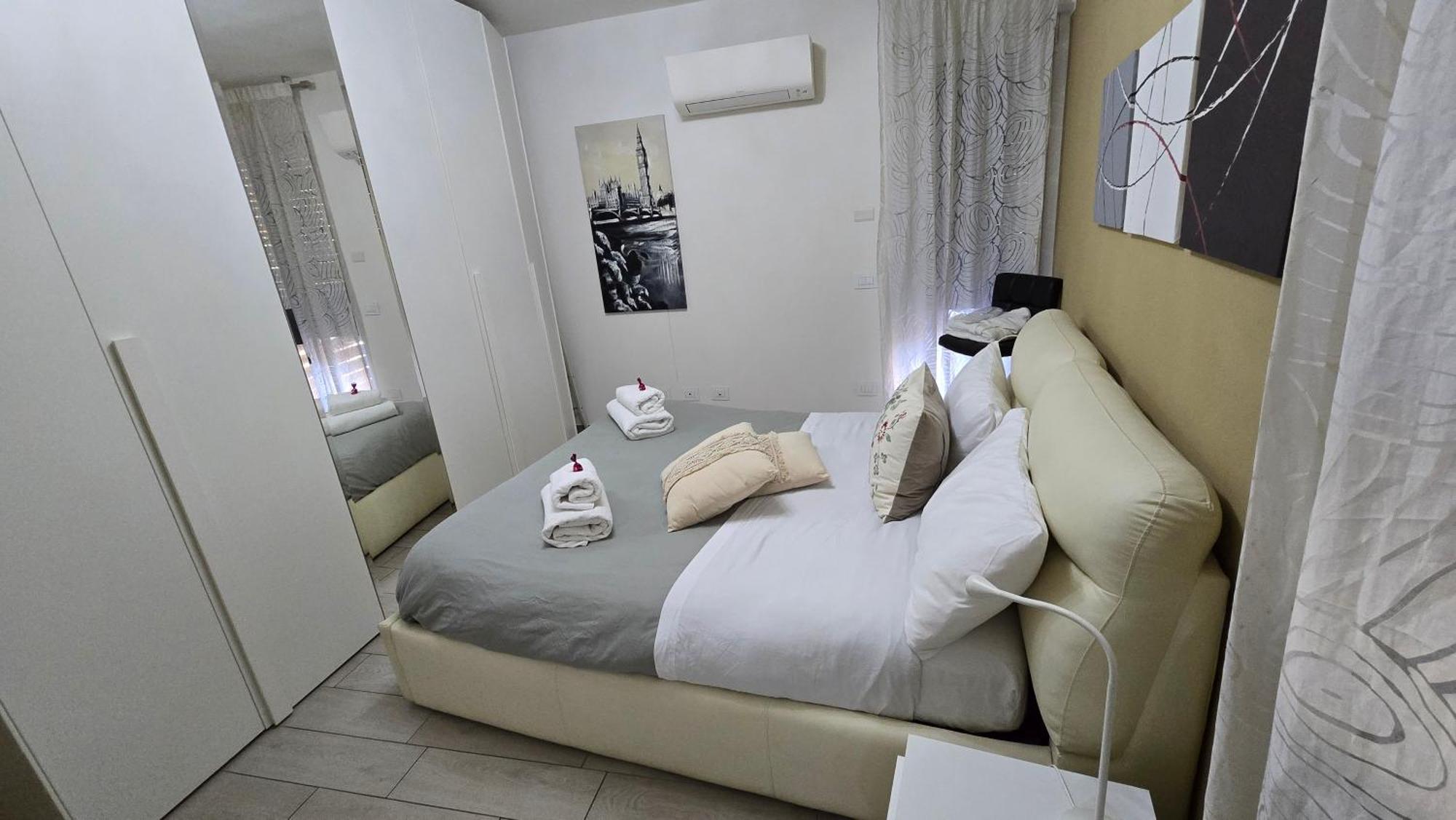 Varese Prime - Large Independent Apartment, Air Conditioning, 2 Bathrooms, 2 Free Covered Parking Spaces, No Restricted Traffic Zone, Train Station 100M, Theatre 150M, Historic City Centre Экстерьер фото