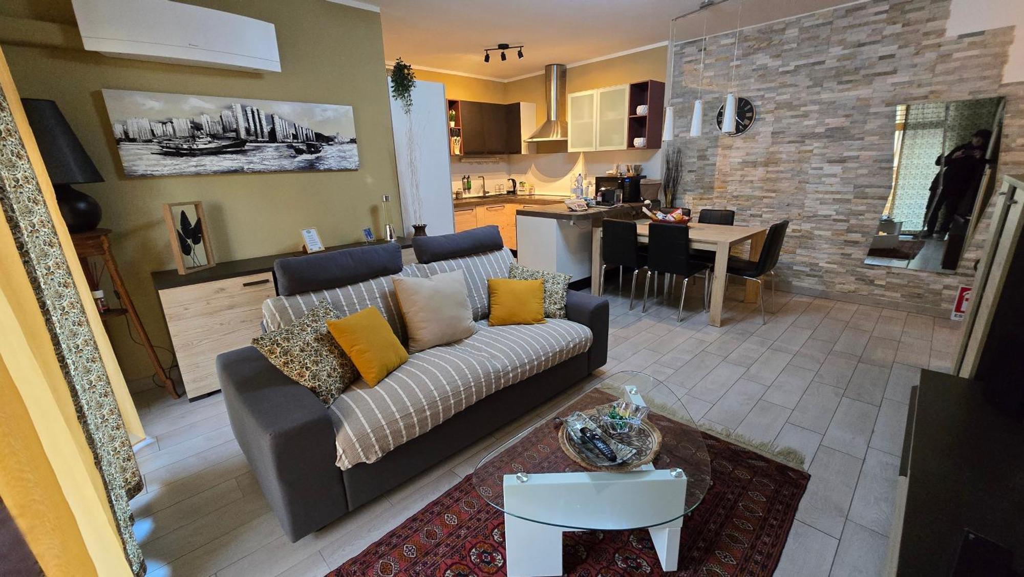 Varese Prime - Large Independent Apartment, Air Conditioning, 2 Bathrooms, 2 Free Covered Parking Spaces, No Restricted Traffic Zone, Train Station 100M, Theatre 150M, Historic City Centre Экстерьер фото